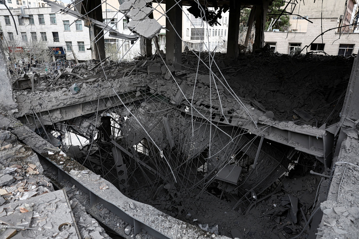 Ισραηλινό σφυροκόπημα σε υποδομές του Ιράν – Πληθαίνουν τα σενάρια περί χερσαίας επέμβασης των ΗΠΑ