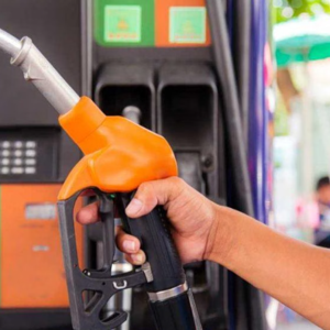 Καύσιμα: Οι αυξήσεις «ροκανίζουν» το εισόδημα – Πώς το ενεργειακό σοκ πλήττει κατανάλωση και επιχειρήσεις