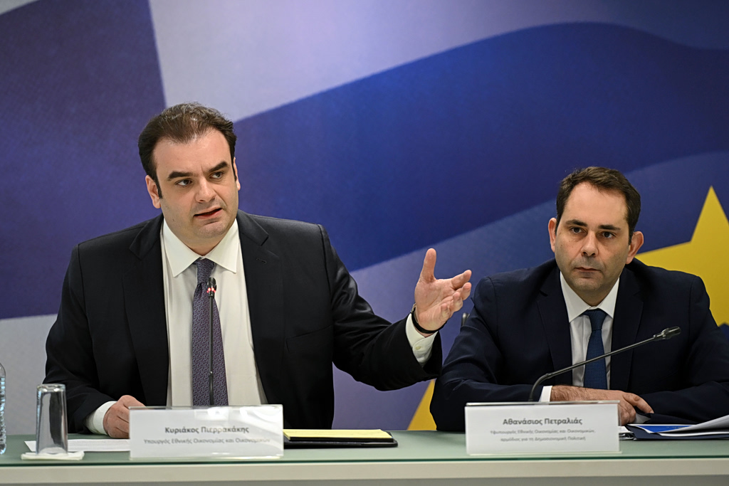 Καύσιμα: Γιατί η κυβέρνηση επιλέγει επιδοτήσεις αντί για μείωση φόρου