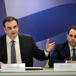 Καύσιμα: Γιατί η κυβέρνηση επιλέγει επιδοτήσεις αντί για μείωση φόρου