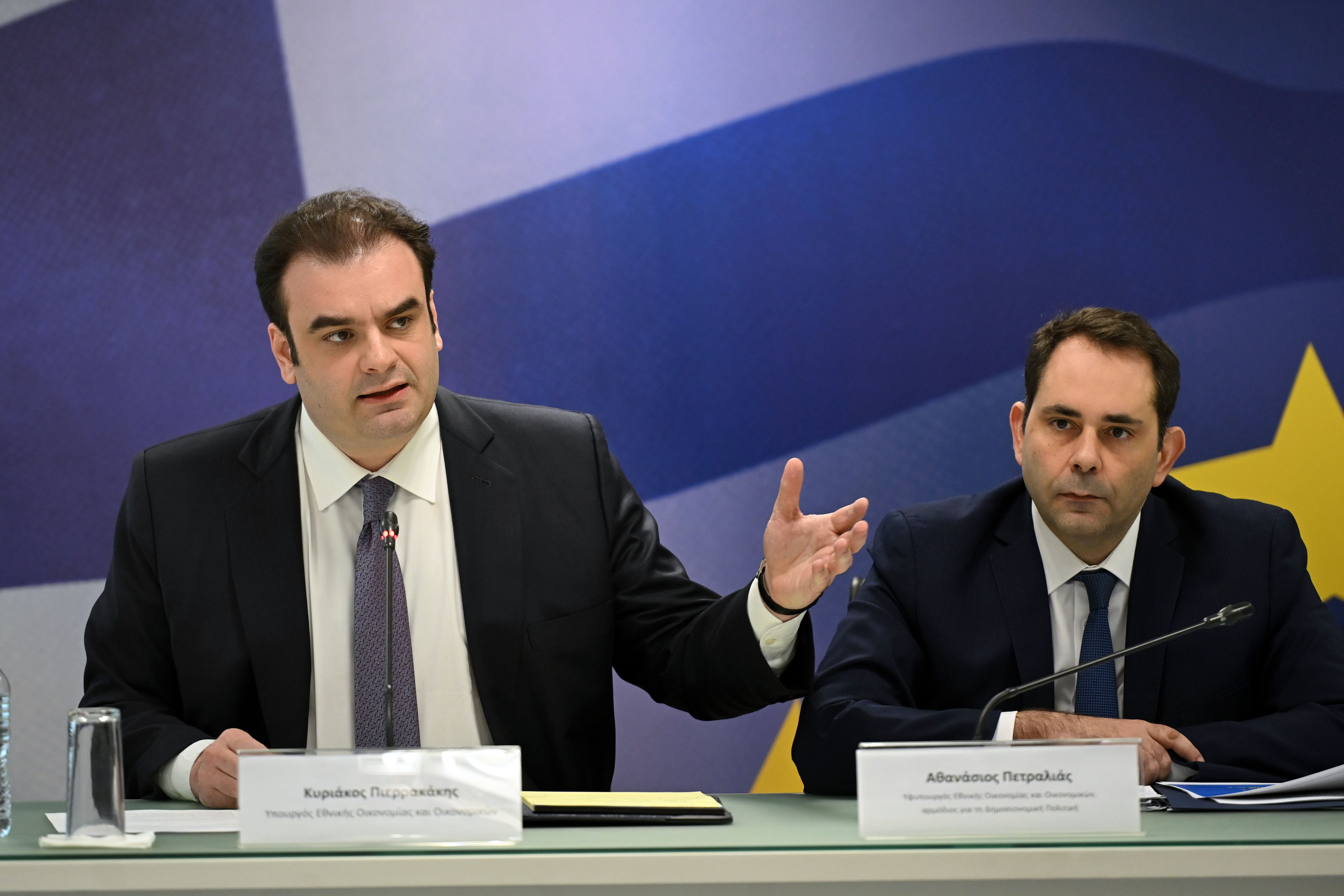 Καύσιμα: Γιατί η κυβέρνηση επιλέγει επιδοτήσεις αντί για μείωση φόρου