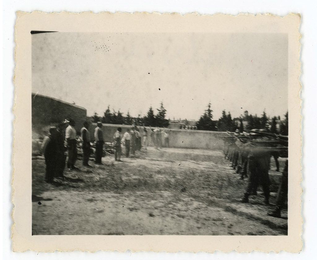 Καισαριανή: «Κοιτάζοντας κατάματα τον θάνατο» – Οι νέες φωτογραφίες της εκτέλεσης