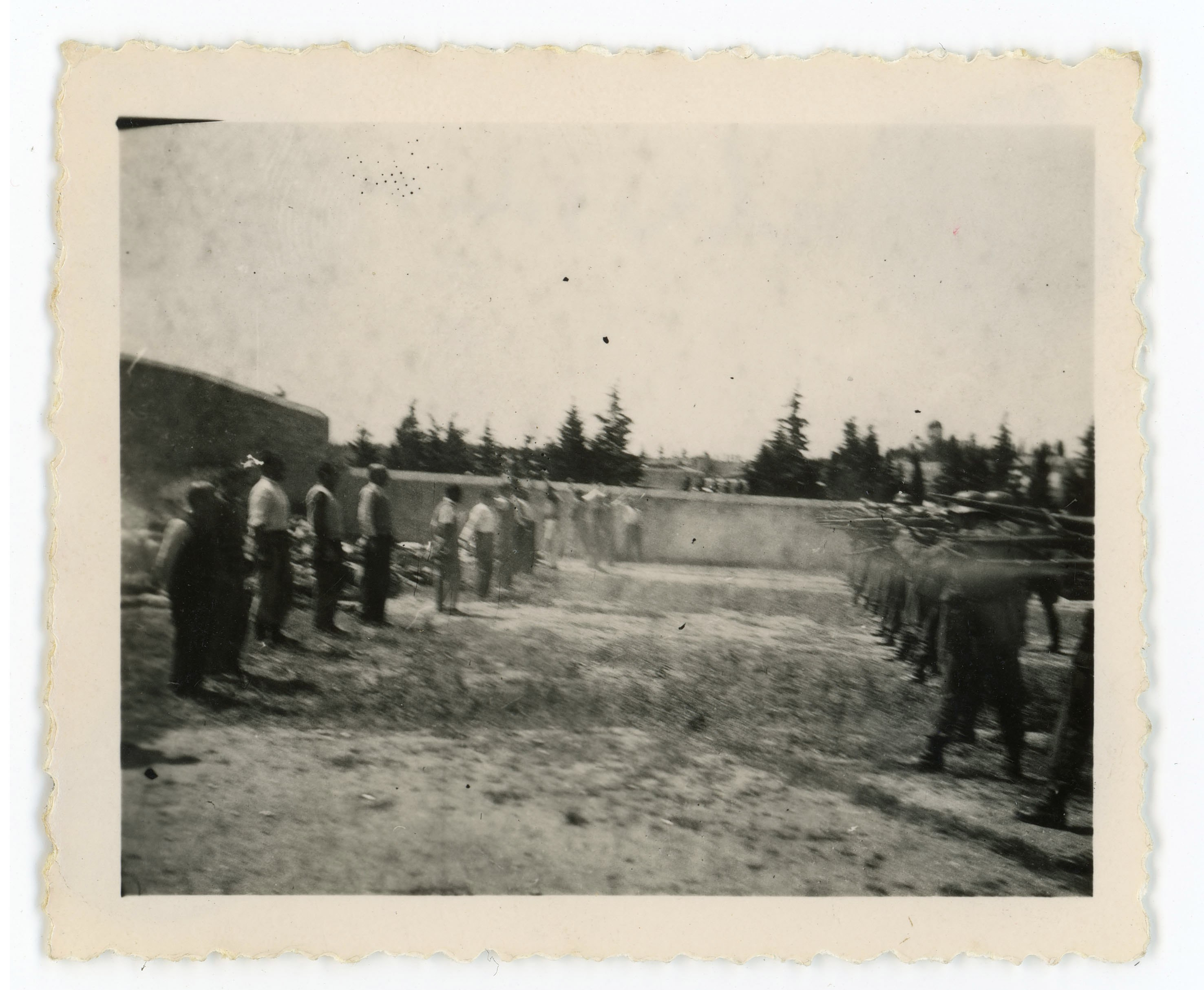 Καισαριανή: «Κοιτάζοντας κατάματα τον θάνατο» – Οι νέες φωτογραφίες της εκτέλεσης