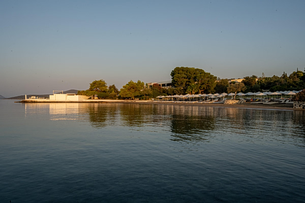 Hydra Beach: Αλλαγή σελίδας για το ιστορικό ξενοδοχείο – Εξαγοράστηκε από τον Γιάννη Δασκαλαντωνάκη