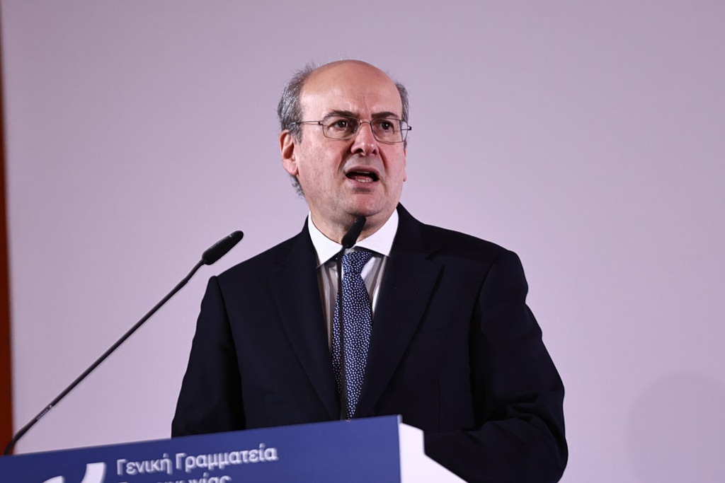 Θεατής απέναντι στο τσουνάμι ακρίβειας η κυβέρνηση – Γενικόλογες υποσχέσεις Χατζηδάκη για μέτρα στήριξης