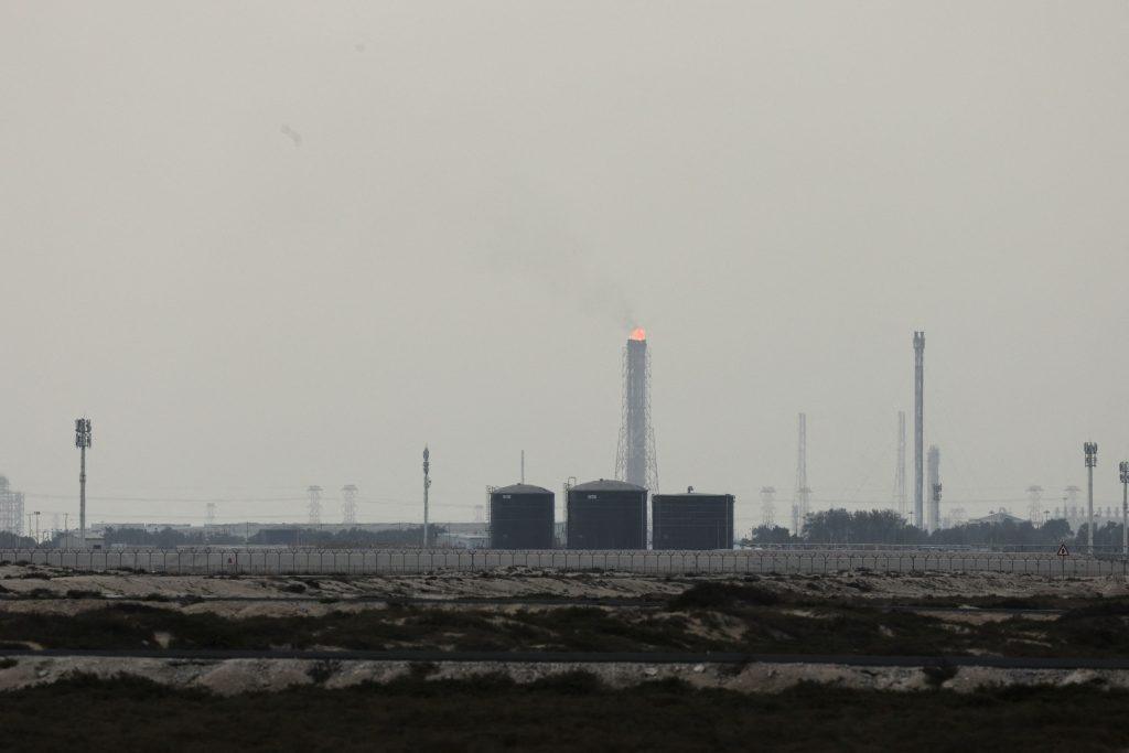 Μέση Ανατολή: Ποιες χώρες διακόπτουν διυλιστήρια και παραγωγή LNG  λόγω του πολέμου