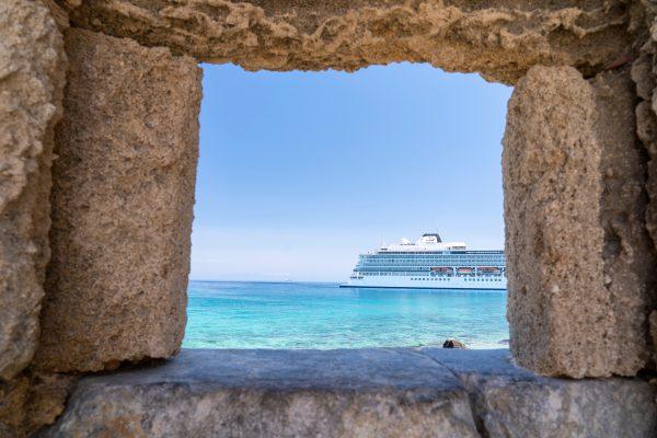 Greeks Stranded on Cruise Ships in Persian Gulf Amid Conflict