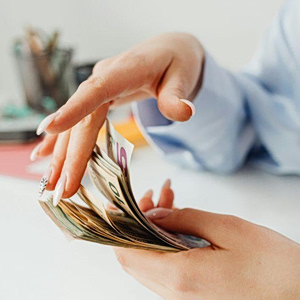 ΕΕΘ για κατώτατο μισθό: Να συνοδευτεί με μέτρα ενίσχυσης των μικρομεσαίων επιχειρήσεων