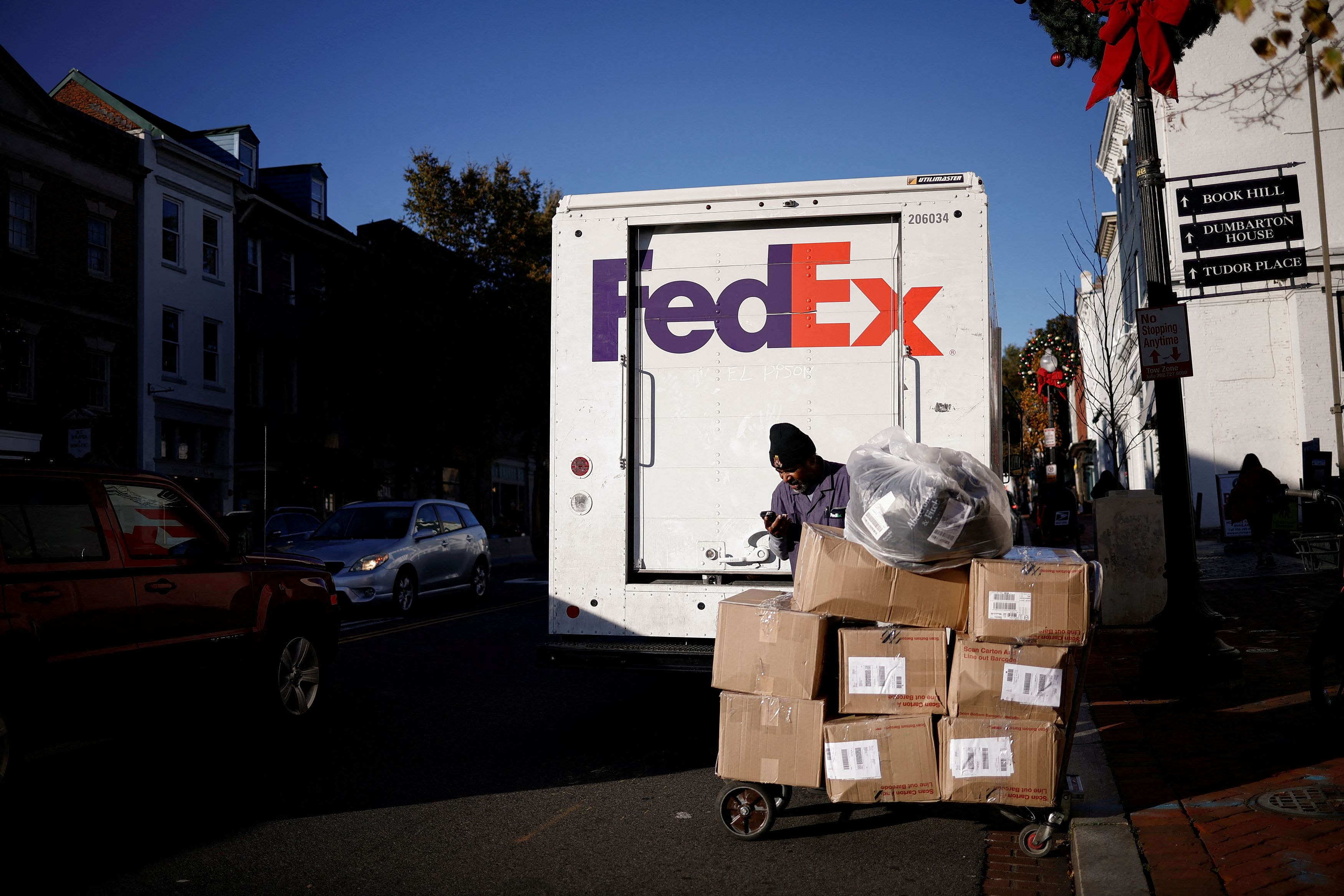 FedEx: Ξεκινά την εκπαίδευση ΑΙ σε 400.000 εργαζόμενους