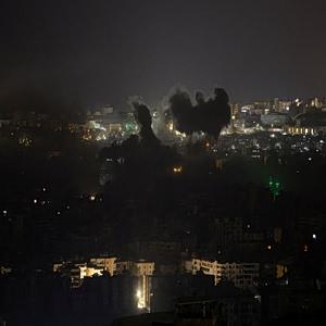 Ιράν: Εντείνει τις επιθέσεις σε πετρελαϊκές εγκαταστάσεις – 8 νεκροί από ισραηλινή επίθεση σε εκτοπισμένους στον Λίβανο