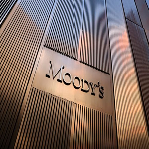 Moody’s: Ισχυρές οι επιδόσεις των ελληνικών τραπεζών το 2025 παρά τη μείωση των επιτοκίων
