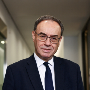 Μπέιλι: Ο πόλεμος με το Ιράν επιδεινώνει τις πιέσεις στην ιδιωτική πίστη – Το διπλό πλήγμα