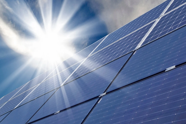 Ξεκίνησε η λειτουργία δύο φωτοβολταϊκών πάρκων της HELLENiQ ENERGY στη Ρουμανία