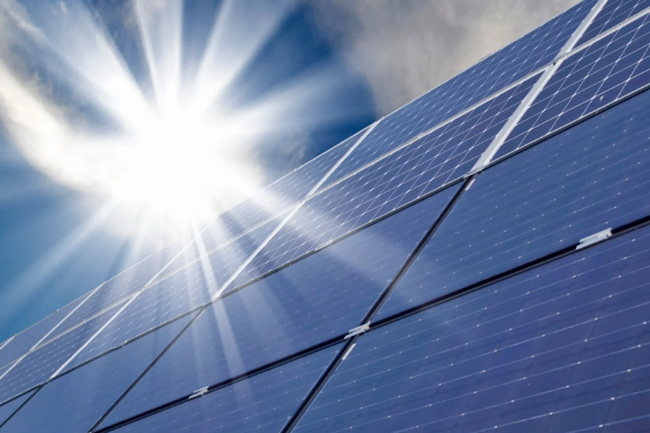 Ξεκίνησε η λειτουργία δύο φωτοβολταϊκών πάρκων της HELLENiQ ENERGY στη Ρουμανία