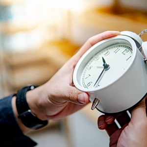 Αλλαγή ώρας 2026: Πότε θα γυρίσουμε τους δείκτες των ρολογιών μια ώρα μπροστά