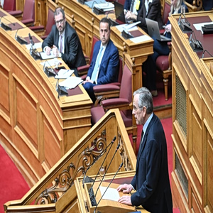 Samaras, Papastavrou Clash in Parliament Over Chevron Deal
