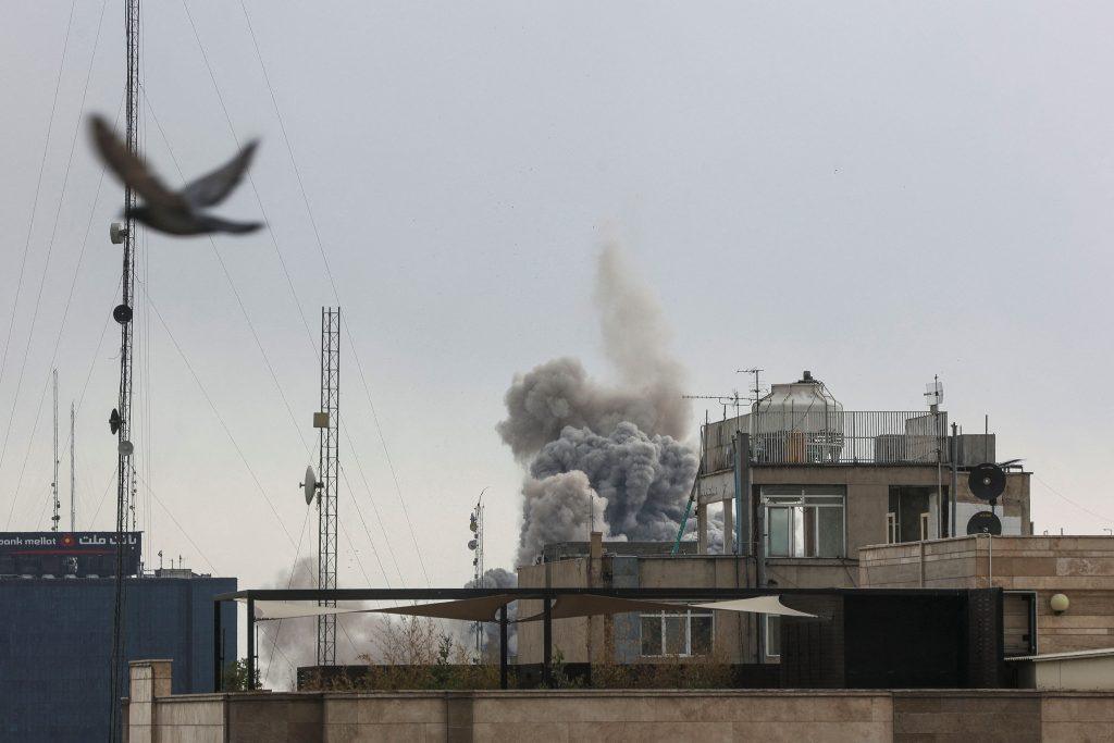 Το Ιράν έκλεισε τα Στενά του Ορμούζ, επίθεση στη βάση των ΗΠΑ στο Μπαχρέιν