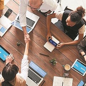 AI στην εργασία: Απειλή ή ευκαιρία για τους μη πτυχιούχους