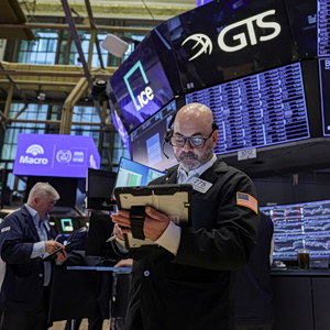 Wall Street: Πάνω ο Dow, κάτω το πετρέλαιο με το σχέδιο ειρήνης για Μ. Ανατολή