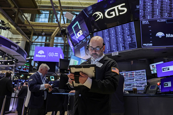 Wall Street: Πάνω ο Dow, κάτω το πετρέλαιο με το σχέδιο ειρήνης για Μ. Ανατολή