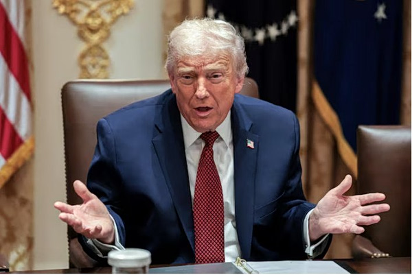 Τραμπ: Ζητά πολεμικά πλοία συμμάχων για την φύλαξη των Στενών