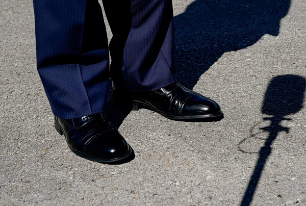 Τραμπ: Εμμονή με… παπούτσια αξίας 145 δολαρίων – Γιατί δεν αφήνει κανέναν να φύγει χωρίς ένα ζευγάρι