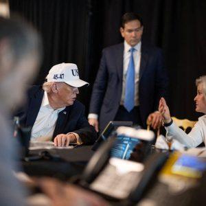 Politico: Πολλοί ψηφοφόροι του Τραμπ δεν ήθελαν την επίθεση στο Ιράν, τώρα πρέπει να τους πείσει