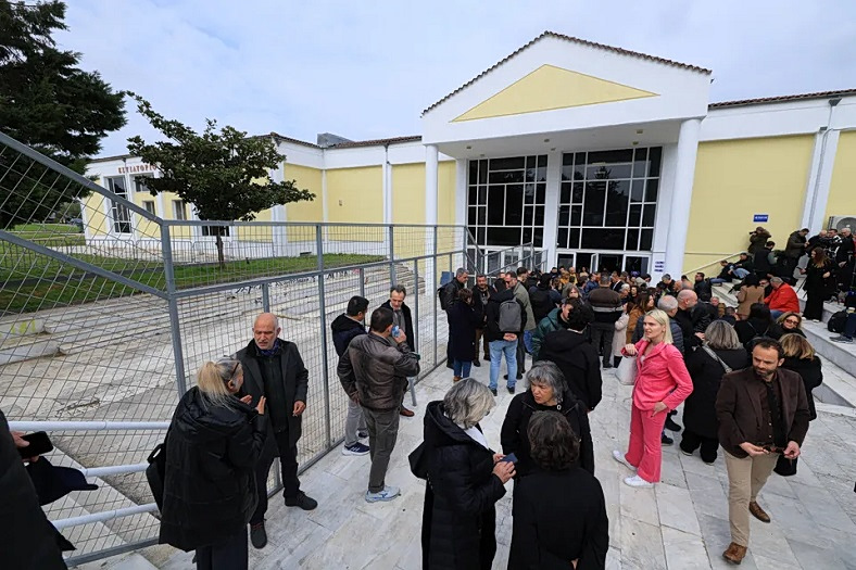 Τέμπη: Διεκόπη η δίκη για την 1η Απριλίου – Θύελλα αντιδράσεων