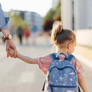 Νταντάδες γειτονιάς: Τον Απρίλιο ανοίγει η πλατφόρμα – Έως 500 ευρώ για κάθε μητέρα