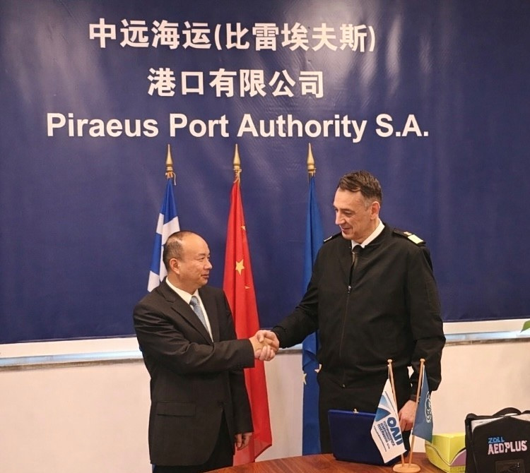 ΟΛΠ: Δωρεά επτά απινιδωτών στο Λιμενικό Σώμα για ενίσχυση της ασφάλειας