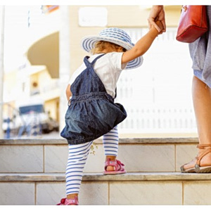 «Νταντάδες της Γειτονιάς»: Ξεκινούν οι αιτήσεις για το voucher των 500 ευρώ