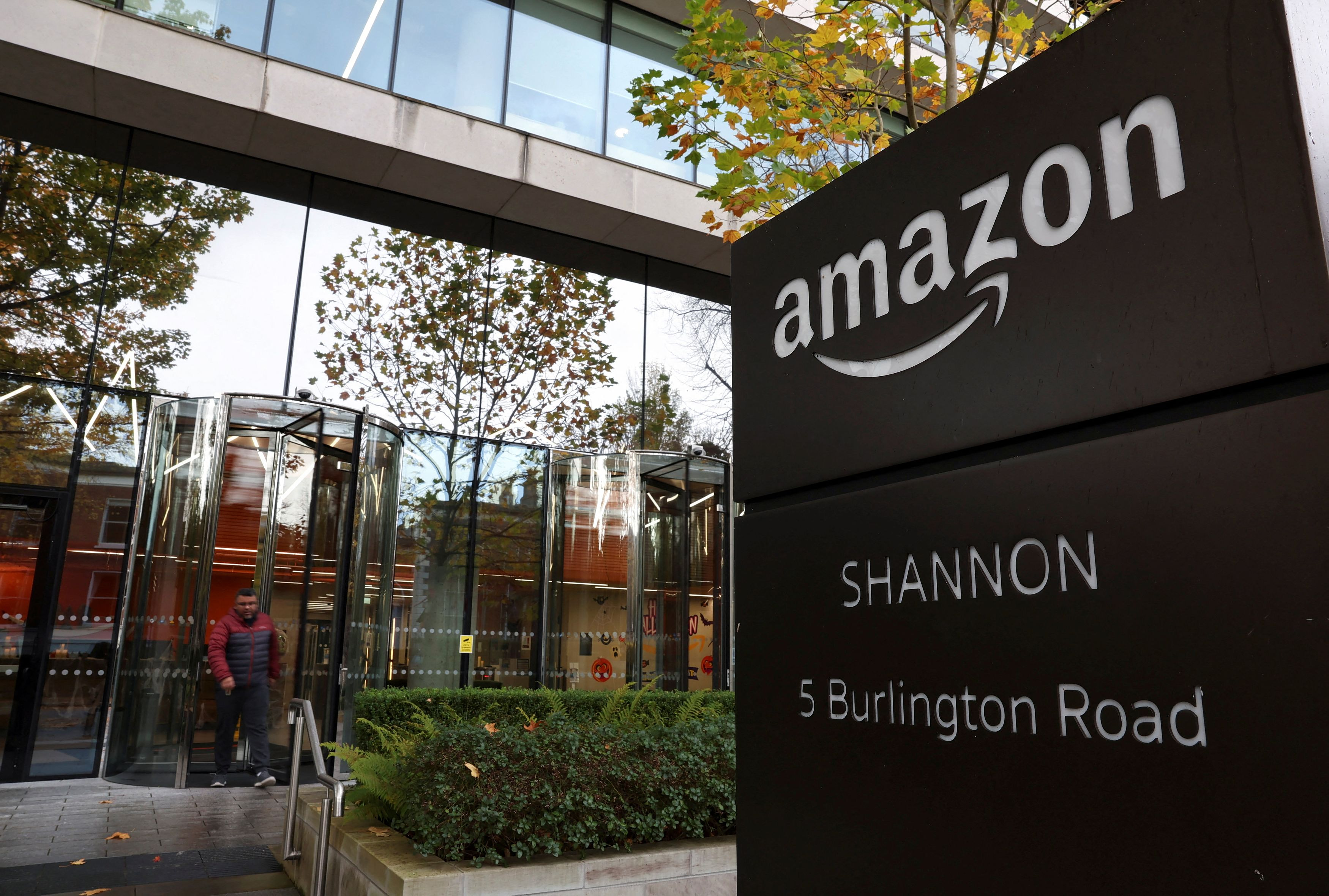 Amazon: Πώς φέρεται να χειραγωγούσε τις τιμές σε Walmart και Target