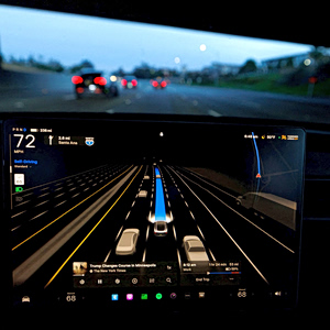 Tesla: Πρώτη άδεια για «πλήρως αυτόνομη οδήγηση» σε ευρωπαϊκή χώρα