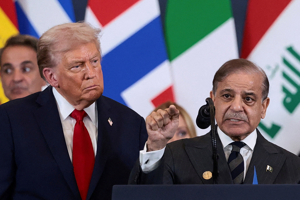 Ο Τραμπ αναστέλλει την επίθεση και τον βομβαρδισμό του Ιράν