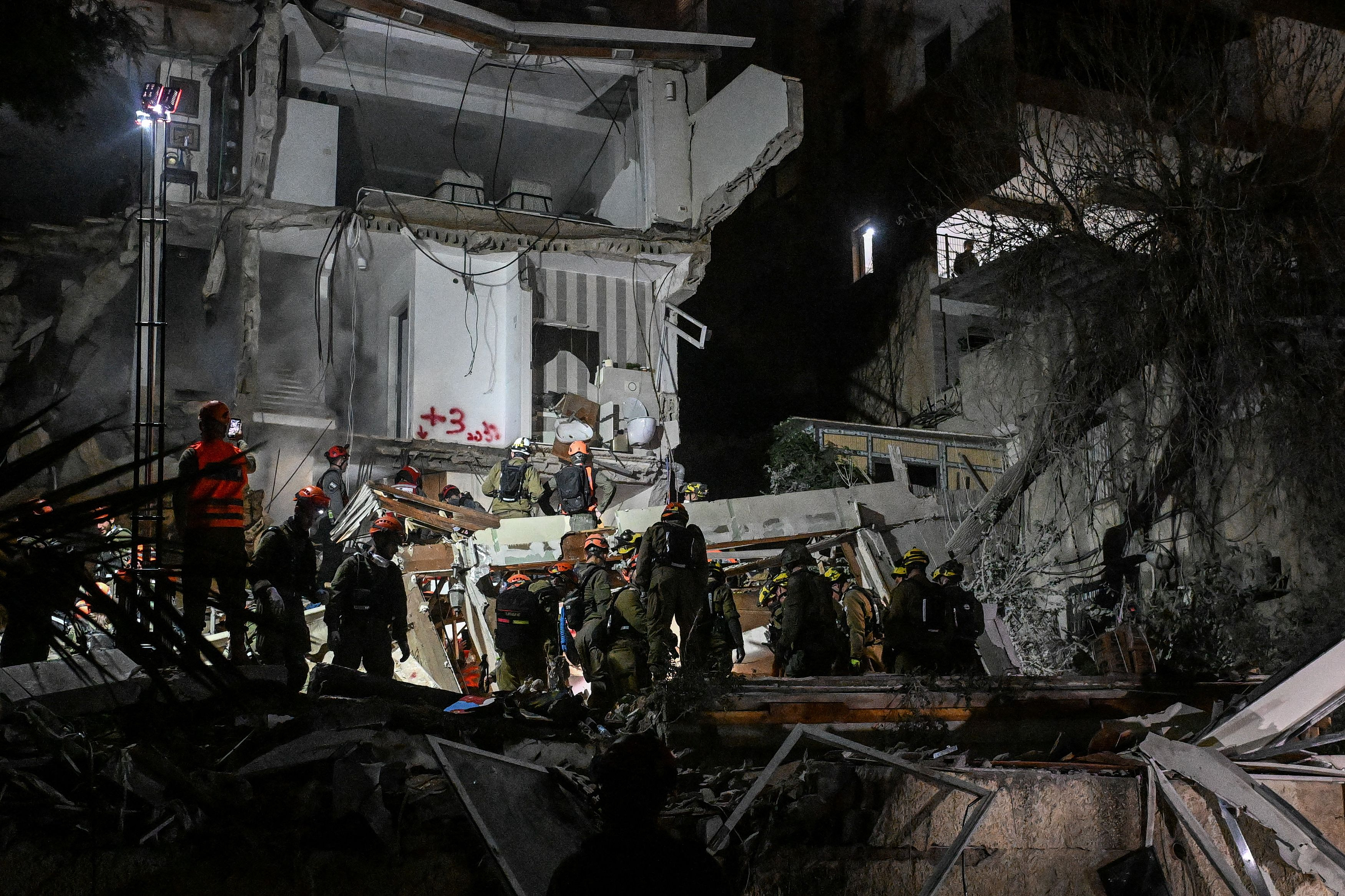 Τουλάχιστον 13 νεκροί από αεροπορικά πλήγματα στην Τεχεράνη