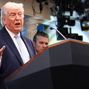 Τραμπ: Απειλεί με δασμούς 50% χώρες που προμηθεύουν όπλα στο Ιράν