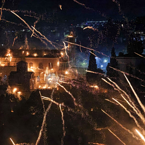 Ρουκετοπόλεμος στη Χίο: Η πιο «εκρηκτική» Ανάσταση στην Ελλάδα