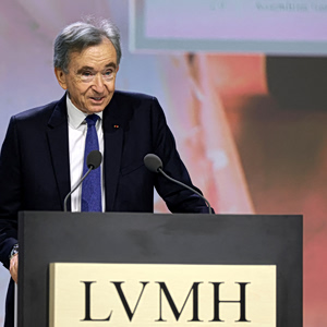 Μπερνάρ Αρνό: «Ο πόλεμος μπορεί να τινάξει την παγκόσμια οικονομία στον αέρα»