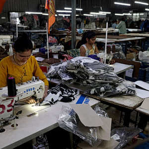 Πόλεμος στο Ιράν: Πώς απειλεί την fast fashion – Έρχεται κύμα ανατιμήσεων σε ρούχα και sneakers