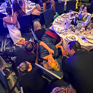 ΗΠΑ: Το χρονικό της επίθεσης στο δείπνο Τραμπ για τους ξένους ανταποκριτές – Παγκόσμια καταδίκη