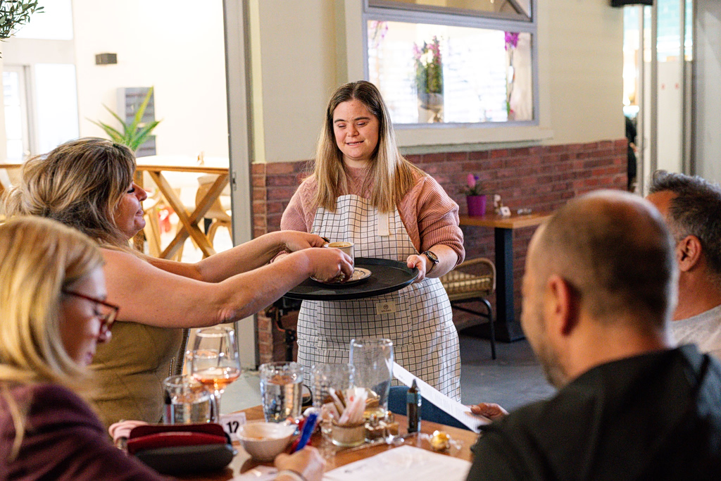 ΗΕLLENiQ ΕNERGY: Στηρίζει το πρώτο κοινωνικό καφενείο με εργαζόμενους ΑμεΑ στο Θριάσιο