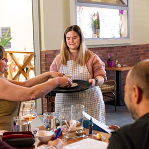 ΗΕLLENiQ ΕNERGY: Στηρίζει το πρώτο κοινωνικό καφενείο με εργαζόμενους ΑμεΑ στο Θριάσιο