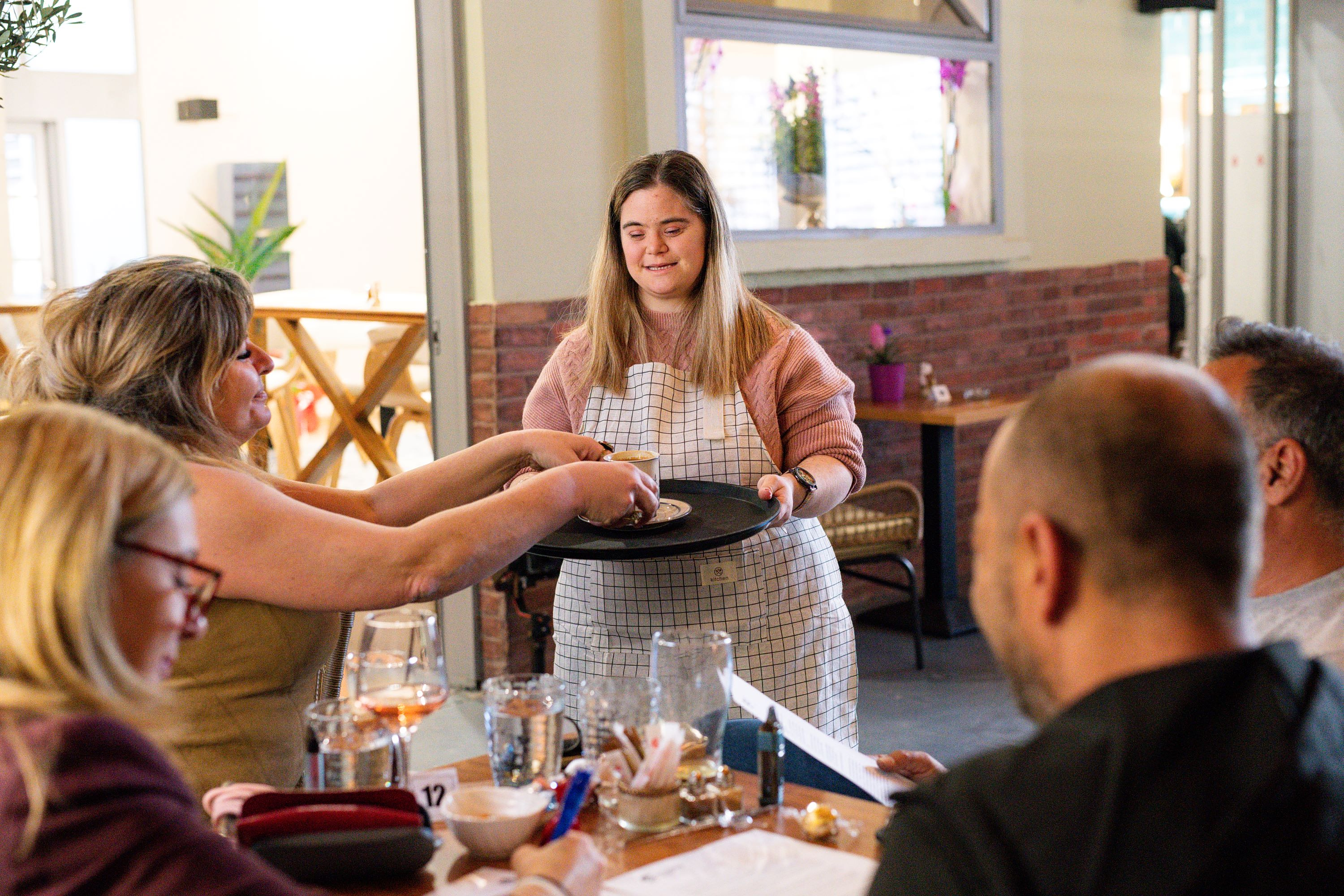 ΗΕLLENiQ ΕNERGY: Στηρίζει το πρώτο κοινωνικό καφενείο με εργαζόμενους ΑμεΑ στο Θριάσιο