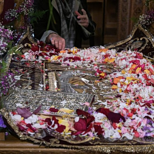 Πάσχα: Τα ξεχωριστά έθιμα της Μεγάλης Παρασκευής – Κατάνυξη, Επιτάφιοι και τοπικά δρώμενα