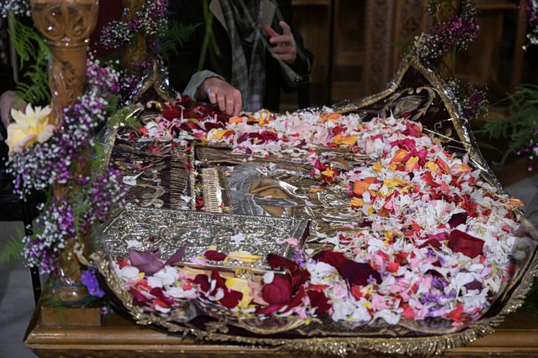 Πάσχα: Τα ξεχωριστά έθιμα της Μεγάλης Παρασκευής – Κατάνυξη, Επιτάφιοι και τοπικά δρώμενα