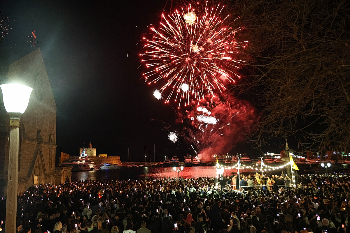Ανάσταση: Με λαμπρότητα και κατάνυξη γιορτάστηκε στην Ελλάδα