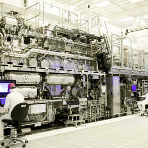 ASML: Ο γίγαντας των τσιπ αυξάνει τις προβλέψεις του για το 2026