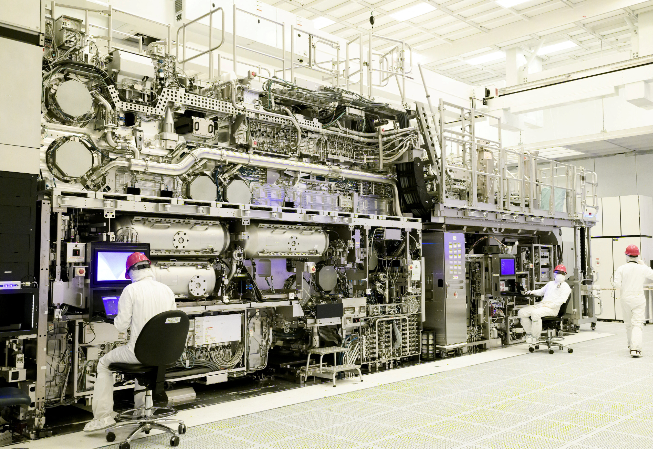 ASML: Ο γίγαντας των τσιπ αυξάνει τις προβλέψεις του για το 2026