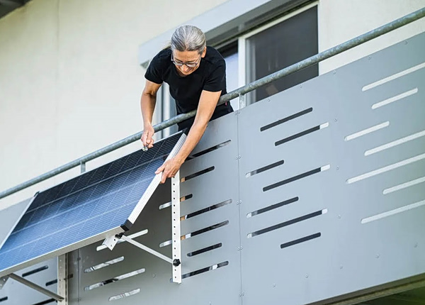 Μικρά φωτοβολταϊκά: Ενέργεια για όλους από το… μπαλκόνι