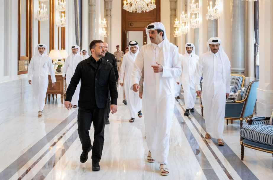 Zelensky Tours Bombarded Mideast in Search of New Rich Allies